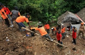 15 Orang Tertimbun Longsor di Jombang, 5 Tewas